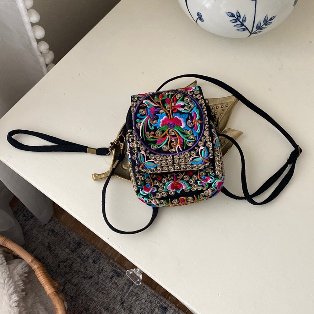 NWOT beautiful embroidered crossbody purse